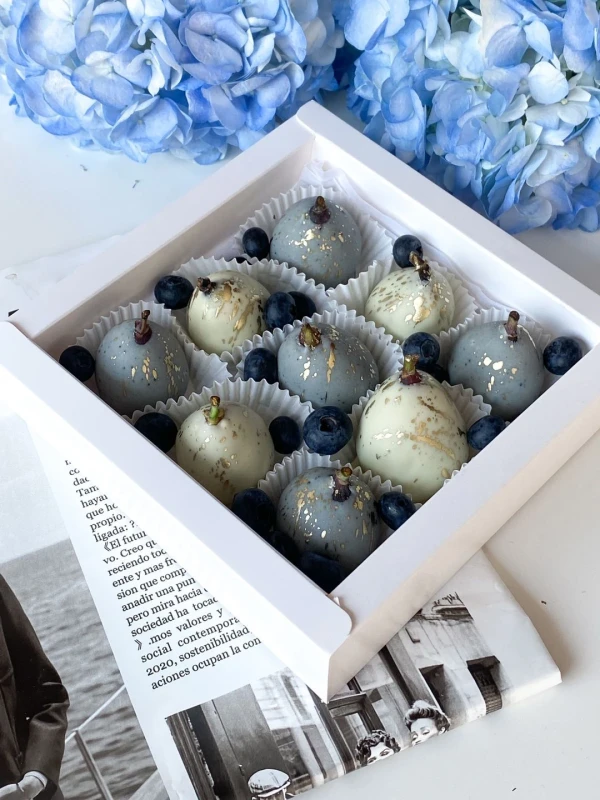Фруктовый бокс "Colored" — «Фруктовый бокс Colored» — фруктовый набор Dolce Sweets из 18 ягод голубики, 4 плодов инжира в белом…